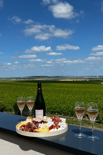 Bar à champagne en terrasse au Champagne Christian Muller près de Reims